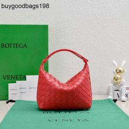 BottegaaVeneta Wallaces Bags BvWallaces Is a Classic Lunch Box Bag That Can Be Easily Picked Up and Taken Away with Shoulder