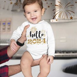 Rompers Hello 2024 Baby Bodysuit Infant New Year Romper Boys Girls Clothes New Year Party Baby Gift Outfits Toddler Long Sleeve PlaysuitL231114