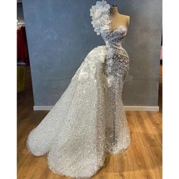 Eine Schulter -Meerjungfrau -Hochzeitskleid mit abnehmbarem Zug mit Pailletten mit perlenketten Brautkleidern Blume Appliced Robe de Marieee