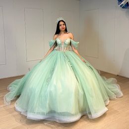 Sage Green Quinceanera 드레스 볼 가운 오프 어깨 아플리케 레이스 구슬 푹신한 달콤한 드레스 유명 파티 가운 졸업