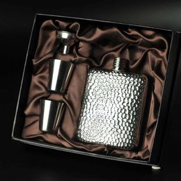 Hip Flasks 1 pc Portable Stainless Steel The Volcano Grain Style Hip Flask 6 Ounces Outdoor Hip Flask For Gentleman Gift 231214