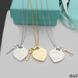 Pendant Necklaces Love Key Necklace Female T Family Heart English Hanging Tag Peach Heart Key Collar Necklace DESIGNERS