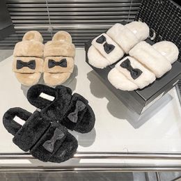 Designer-Hausschuhe für Damen, Wolle, für den Winter, luxuriöse, flauschige Hausschuhe, pelzige warme Sandalen, bequeme, flauschige Schleife, Slipper, Mädchen-Flip-Flop-Slipper, Metallbuchstabe