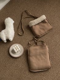 Koreanische Handytasche aus braunem Wildleder mit Lammwollfleece: Gemütliche Herbst-/Winter-Umhängetasche für Damen in Kaffeebraun