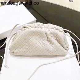 Bottegaaveneta Bags Pouch Clutch Bag 2023 New Ins Leather Woven Cloud Soft Dumpling Fashionable One Shoulder Cross Handheld Pleated for Women Frj