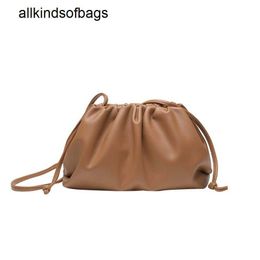 Bottegaaveneta Bags Pouch Cloud Bag Small Womens New Genuine Leather Soft Dumpling Pleated High Sense Hand Carry Shoulder Messenger Bag