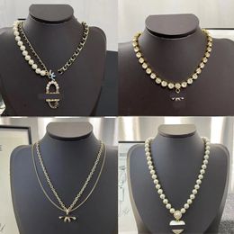 Kanal 18 Stil Halsketten mit Doppelbuchstaben-Anhänger, 18 Karat vergoldet, Crysatl-Perlen-Strass-Pullover-Halskette für Frauen, Hochzeitsfeier, Schmuck, Modeaccessoires