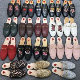 Hausschuhe Frauen Princetown Herbst Winter Warm Wolle Slipper Klassische Metallschnalle Stickel Sandalen Männer Leder halbe Slipper -Musterrutschen