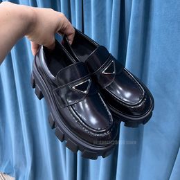 Роскошные дизайнерские модельные туфли, лоферы, женские монолитные, треугольные, с логотипом, черно-белые кожаные кроссовки на платформе, лакированные матовые социальные кроссовки на плоской подошве