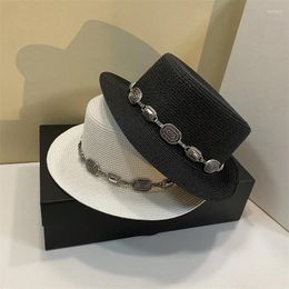 Berets 202312-shi Ins Chic Designer Summer Paper Bohemian Metal Chains Fedoras Cap Men Women Leisure Panama Jazz Hat