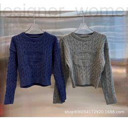 Kadın Sweaters Tasarımcısı P Yeni kızarmış hamur bükülme düğmesi ipi yuvarlak boynuz kazak basit moda mizaç çok yönlü 9vt4