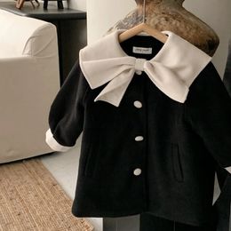 Cappotto da ragazza autunno e inverno di media lunghezza classico nero bianco collo a bambola con fiocco in pile 231215