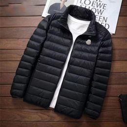 New Herren Designer Light Down Jacke Winterjacke Monc Puffer kurzer glänzender Down Jacke Kapuzepaare stilvolle und vielseitige Brotanzug Feste Farbschichten für Männer