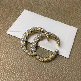 Luxury designer fashion Pearl Letter Pins Brooches men's and women's same style used for suit sweater brooch jewelry2815
