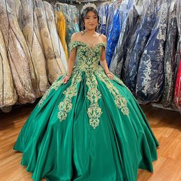 Green Off the Shoulder Quinceanera Dresses Ball Gown Gold Appliques Lace Beaded Satin Mexican Sweet 16 Dresses Anos 15 de