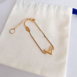 Orecchini di gioielli di design di lusso Orecchini a sospensione Bracciale oro Gold Love V Necklace Anelli braccialetti Braccialetti Pendanti di lusso Amanti di titanio a catena con scatola