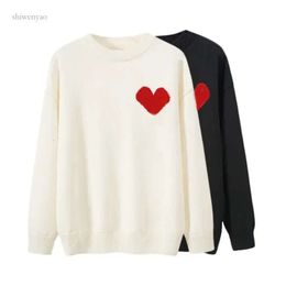 Designer -Pullover Loveheart Eine Frau l Strickwinkel gegen runde Hals hohe Kragen Frauenmodet Buchstaben weiß schwarzer langer Langarm Kleidung123