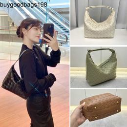 Bottegaaveneta Wallaces Bags b Family Genuine Leather Womens Bag Cowhide Handmade Woven Lunch Box Fashionable Portable Armpit Small Niche Pillow Dumplings