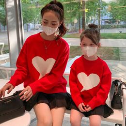 Family Matching Outfits Outfit Mother And Daughter Knitted Sweaters Heart Pattern Fashion Knitwear Mom Me Girl Boy Kids Tops Clothing 231218