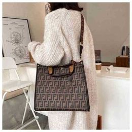 2024 New Designer women's crossbody shoulder This year's popular small super fire and sense style capacity bag
