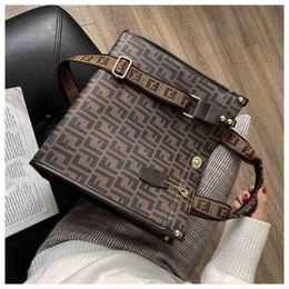 2024 New Designer women's crossbody shoulder This year's popular small super fire and sense style large capacity bag