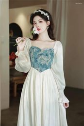 Casual Dresses French Retro Bead Strap Slash Neck Romantic Slim Chic Dress Flare Sleeve Square Collar Embroidery Floral Fairy For Women