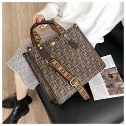 2024 New Designer women's crossbody shoulder trend This year's small super fire and sense style large bag