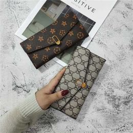 2024 New Designer women's crossbody shoulder can be mixed batches and American printed long wallet retro Personalised folding multi card holder clip bag
