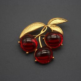 Pins Brooches European and American minority design cherry brooch red jelly glass female accessories 231218