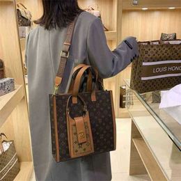 2024 New Designer womens crossbody shoulder glory hand heavy industry tot with change 8X3T bag