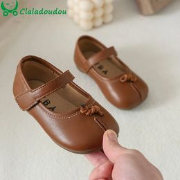 Flat shoes 12155cm Infant Leather Shoes For Little Princess First Birthday Wedding Party Solid Soft Bowtie Wide Toe Kids Girl Spring Shoe 231218