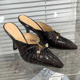 Womens Designer Shoes Botte Venetas Bunnie Mule Flat Slippers Highheeled Shoes Golden Rope Buckle Patent Leather Pleated Pointed Muller Shoes 2024 Womens Shoe HB9O