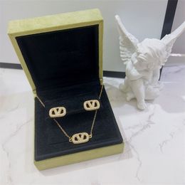 Quality Pendant Necklace Earrings Charm Selection Fashion V Letter Matching Personalized Style Designer Classic Premium Jewelry Set Accessories with Box