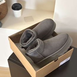 The thermal sleeve is non-slip boot Classic Platform Snow Boots Winter Ankle Boots For Women Thick Bottom Genuine Leather Warm Fluffy Booties With Fur Size 35-43