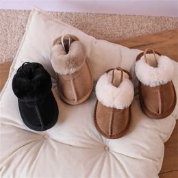 Туфли на плоской подошве, зимняя детская обувь, кожаные теплые плюшевые тапочки для малышей, резиновые нескользящие домашние модные тапочки для маленьких девочек 231219