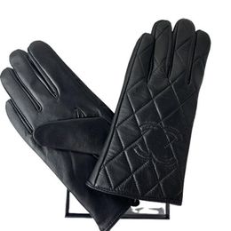 2023 Womens leather gloves Designer sheepskin fur integrated cycling warm fingertip gloves238r