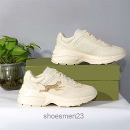 Vintage Wave Shoes Beige Men Trainers with Luxury Chaussures Ladies Shoe Fashion Sneakers Rhyton Mouth Sneaker Designer 0L52