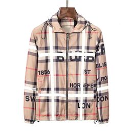 Designer Burbrery Jacket Man Black White Brown Striped Plaid Brand Windproof Waterproof Hoodie Zipper Trench Coat Women Varsity Jacket 850