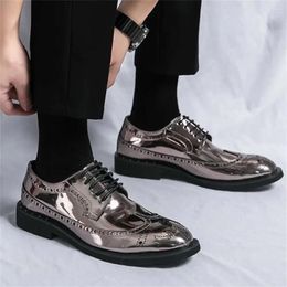 Dress Shoes Chunky Synthetic Leather Mens Sneakers 2023 Top Quality Elegant Boots Men White Sports Vietnam XXW3