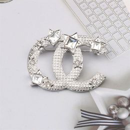 18K Gold Plated Letter Brooches Famous Brand Luxurys Desinger Brooch Vintage Women Star Rhinestone Suit Pin Fashion Jewelry Clothi248E