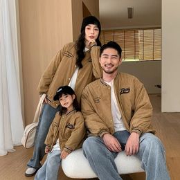 Corduroy Bomber Jacket för hela familjen se pappa mamma dotter son matchande vinter tjock kappa koreanska mode barn kläder 231220