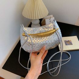 Totes Botteg Venet Women's 2023 New Korean Edition Woven Bag Simple and Fashionable Handheld One Shoulder Underarm Bag Moon Teeth Bag S8VN