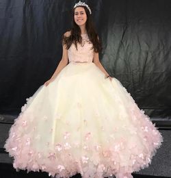 Платья Quinceanera Белое вечернее бальное платье с круглым вырезом без рукавов Тюль Розовые цветы 3D цветочные аппликации Новый заказ на молнии на шнуровке Плюс размер из двух частей