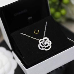 S925 Sterling Silver Hollow Camellia Necklace Women Luxury Brand Jewellery Elegant Party Girlfriends Shiny Joker Contracted 2021309t