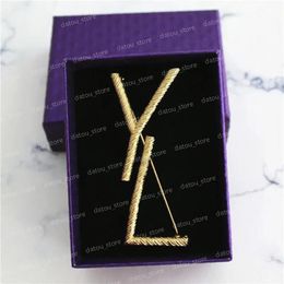 Women Elegant Clothes Accessories Designer Brooch Ladies Luxurys Designers Jewelry Gold Big Letter Brooches Womens Pins Breastpin 211D