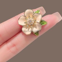 Cute Small Flower Brooches Fashion Metal Brooch Pins for Women Clothes Coat Lapel Pin Corsage Party Gift Clothing Accessories