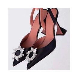 Sapatos de vestido Amina Muaddi Lady Sandálias Cetim Pontiagudo Slingbacks Bowtie Bombas Cristal Girassol Sapato de Salto Alto 10cm Mulheres Luxo Designer Festa de Casamento