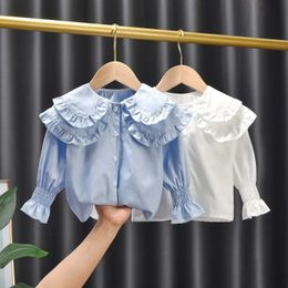 Barnskjortor Baby Girls Blauses Kids Bomullsskjortor Spring Fall Doll Collar Tops 1 till 6 år barns koreanska stilkläder Solid färg 231219