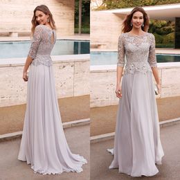 Elegantes hellgraues Abendkleid für die Brautmutter, Spitzen-Abendkleid, Juwelenausschnitt, halbe Ärmel, appliziertes Hochzeitsgastkleid von Abito Cerimonia