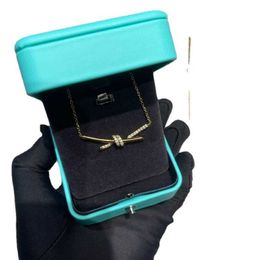 Designer -Marke High Gold Knot Knot Halskette mit hochwertigem CNC -Handset halb Diamant glattes asymmetrisches 18K Rose Lock Knochenkette mit Logo